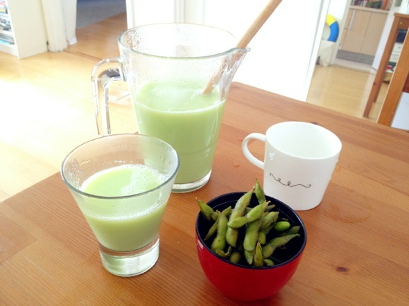今日午餐:百里香毛豆配。。抹茶奶昔?不是,这可是100%毛豆豆浆搭配树蜜调制的。口感怎么说呢?很象一杯加了蜜和奶的豆浆。青豆的味道特别淡但是觉得很清甜。一口下去嘴里还有咸味百里香煮豆,真心清淡。夏天午餐就吃这个,不会饿也不油。只是我每天黄瓜青豆的,会不会变成绿巨人?
