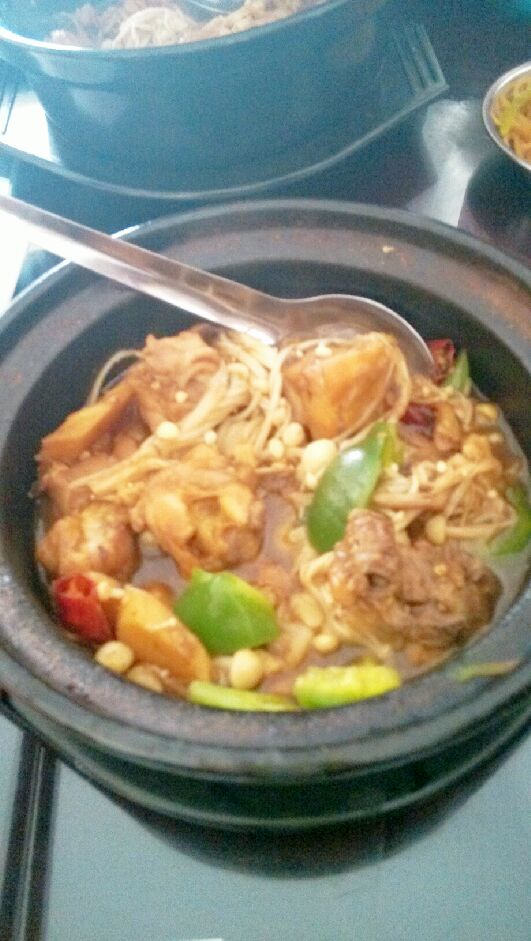 黄闷鸡块加金针菇