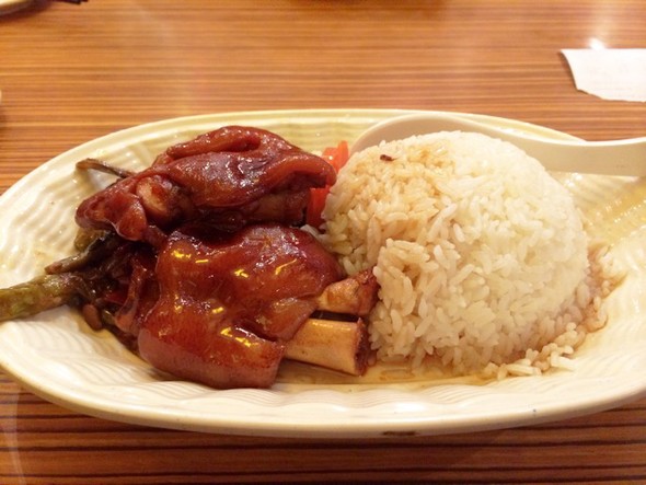 一般的猪脚饭,两三个人就可以经营,但是快餐店铺的话,没有个三五个人