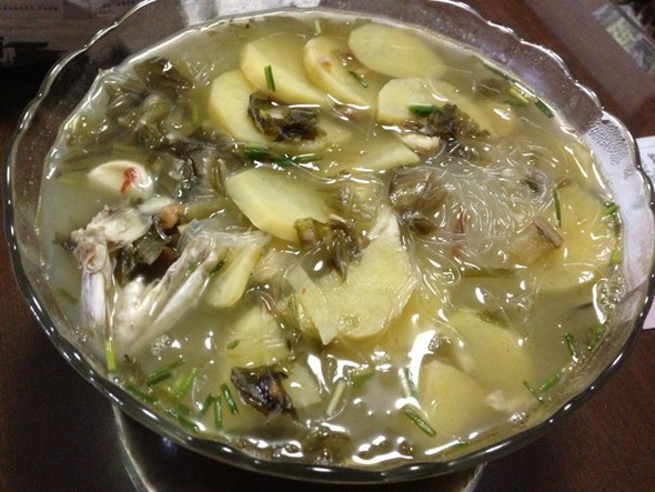 酸菜鱼头粉丝汤