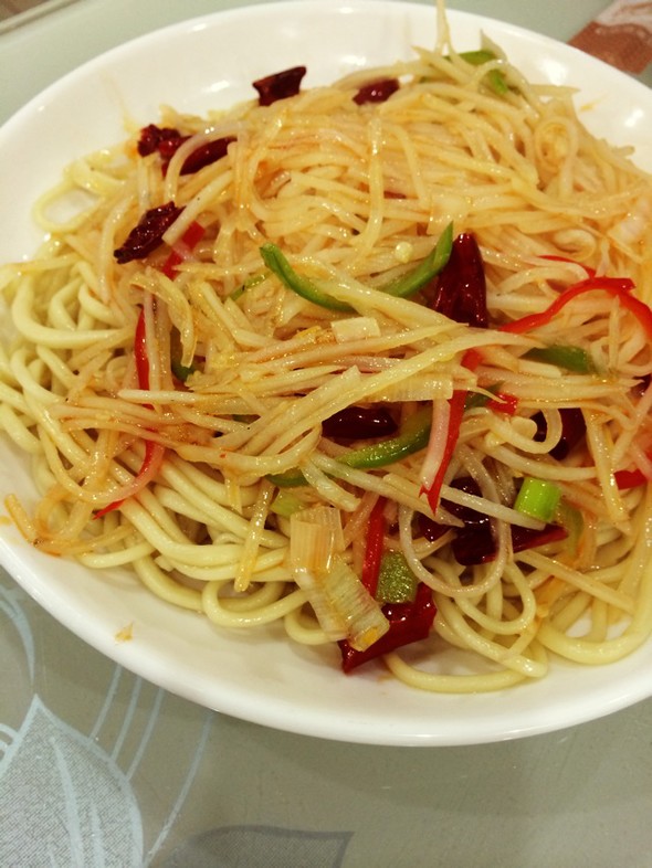酸辣土豆丝拌面