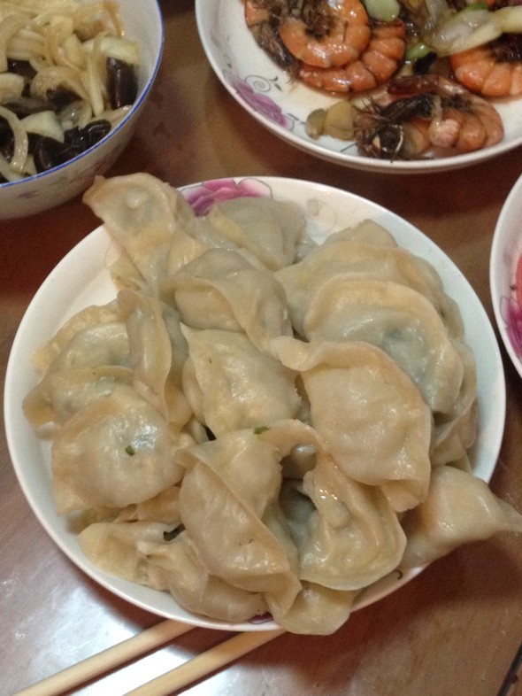 几位姨妈来家里,七手八脚包饺子.