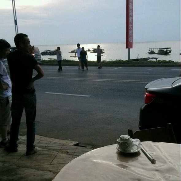 在海边吃海鲜_qq皮肤女生背影在海边_海边背景